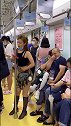 帅哥美女在地铁里边居然做这样的事情 太不讲究武德了