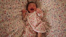 新生婴儿第五天，衣服和被子融为一体，只能靠哭来引起注意