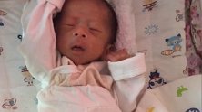 小宝宝刚出生后丑的像个小老头一样，伸懒腰的样子真萌！