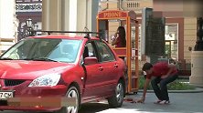 国外恶搞：在公共电话亭打电话，却突然被车拉走，路人气得想打人
