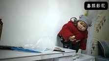 一岁宝宝抗不抗揍 宝妈说姥爷回来了 吓的赶紧往下跑 宝宝骗子
