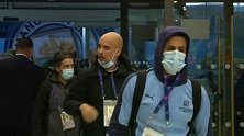 瓜帅率曼城群星抵达伊蒂哈德球场 福登与工作人员热情击掌