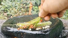 狗尾巴草还能吃？放石头上烤撒上辣椒面，原来烤狗尾巴草这么好吃