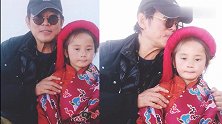 56岁李连杰合影网红“小杨幂”亲吻小脑袋慈祥亲切