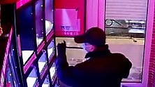 大爷凌晨持棍撬柜子偷成人用品店 老板隔空怒吼：你是不是赛脸？