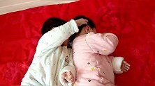 妹妹睡个觉都不老实，怪不得在妈妈肚子里那么能动，姐姐多安静