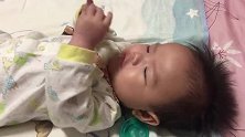 可爱宝宝：想吃个手好难啊，这手为啥这么不听话本宝宝不开心！