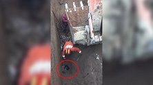 工地塌方1人被埋仅露出头部 消防员用身体挡住落石 徒手挖土施