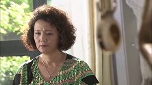 女人给孩子洗澡的时候看到身上遍体鳞伤，太心疼了