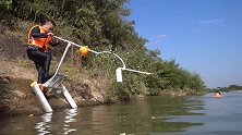 小伙作死带两女孩玩高速水上滑行器，刚上去就把女孩扔水里了