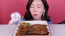 小姐姐吃一盘子酱油虾，看着就感觉超级好吃呀，羡慕小姐姐