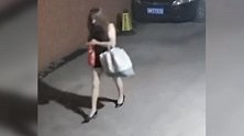 女装大佬！秃顶壮汉穿包臀裙扮美女盗窃 穿高跟鞋作案健步如飞