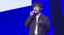 易烊千玺和何炅谢娜一起吃饭,看到他的坐姿,家教好到何炅都佩服
