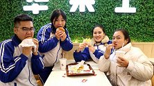 如花老师带同学们吃汉堡，几个人真是太高兴了，汉堡真好吃