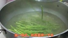 吃了30年的蒜薹，这种做法第一次见，不切不炒，出锅比肉还香