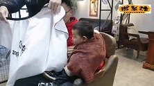 15个月宝宝第一次去理发店，小家伙全程不哭不闹，理发师都夸乖