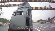 孩子钻出天窗司机回头制止 “砰”一声车辆“爬”上钢梁