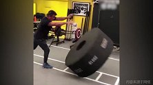 70多岁的史泰龙轻松推130KG的轮胎 为了新戏也是拼了