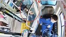 重庆江北：小偷慌不择路跳上公交车，机智司机一招制敌