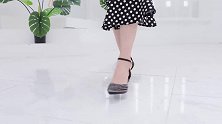 美女脚模的日常：水钻细跟的高跟鞋展示！