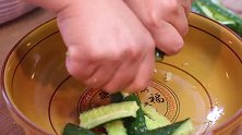 饭店里的凉拌黄瓜为啥好吃其实做法很简单，一次一盆不够吃