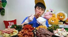 韩国花猪小哥吃一桌美食！肉排小肠，萝卜，土豆条，海带丝，泡菜