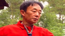 媳妇把墙砌的歪七扭八，农村大叔看不下去了，自己亲自上阵干