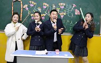 校园剧：老师出题人字加一笔，男同学抄写被老师识破，结局真搞笑