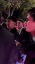 17岁的亚马尔金球奖颁奖礼后抱着弟弟离开