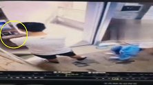 贵州一23岁男子扯下电梯指纹锁高楼抛下 妈妈：他还是孩子