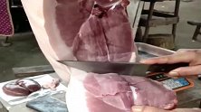 带着猪尾巴的肉，老板说这块最好吃，一般都不舍得卖！