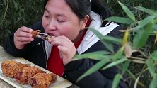 胖妹吃肥宅最爱炸鸡腿，一口啃下大半，吃相爽翻了