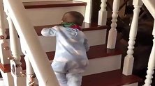 小宝宝一边爬楼梯，一边叫妈妈，心里好暖
