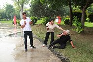 大叔当着儿子面说媳妇坏话，没想到媳妇就在后面，这下结局惨了