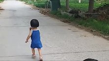 双胞胎姐妹为了一片树叶打了起来，妹妹不听话姐姐下手有点重