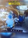 江苏南京：服务员上菜挪凳子忘归位，客人未注意坐下一头仰摔在地