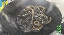 几十条黄鳝，做了一大盆盘鳝，3个人直接拿碗喝白酒，真过瘾