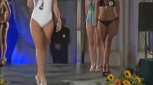 白白嫩嫩的清纯女模特：泳装秀，超模在t台一较高下