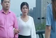 拜金女抛弃穷小伙，五年后相遇依旧本性不改，小伙的做法让人佩服