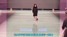 3岁萌娃走秀走到一半时，突然掀起裙子，下一秒请憋住别笑！