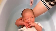 小宝宝洗澡的神情好萌，接下来的反应好萌啊，真叫人喜欢！
