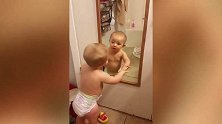妈妈把宝宝放到试衣镜前，接下来宝宝的反应太可爱了