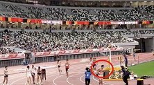 日本摄影师闯跑道 致运动员被设备电线刮到脖子