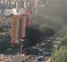 北京三元桥一车辆突发自燃 火苗不断从车窗冒出 车身烧得只剩框