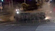 浙江一满载货车闯灯发生侧翻事故 骑车小伙神反应弃车逃过一劫