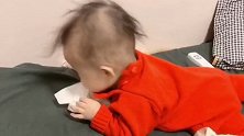 小宝宝又开始嚯嚯抽纸了，全程都很专心，小模样太萌了！
