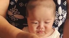 奶奶喂小宝宝吃煮熟的水果，宝宝一脸酸爽的表情，好可爱！