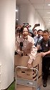 张韶涵从快递箱里跳出来吓了我一跳