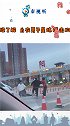 10秒KO两个！咸阳 收费站外发生口角，男子瞬间将对方击倒，警方：该男子是练搏击 的。