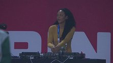 当足球遇上音乐！美女DJ超high电音引爆哈利法球场